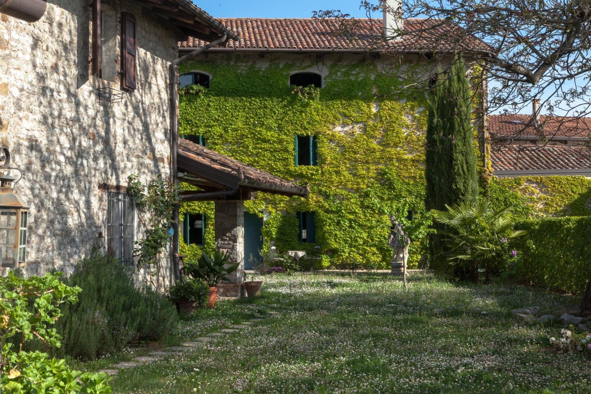 B&B La Casa Del Sole Manzano Exteriör bild